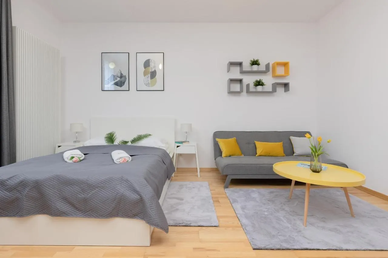 Warsaw Wola Studio near Nocny Market by Renters Apartament