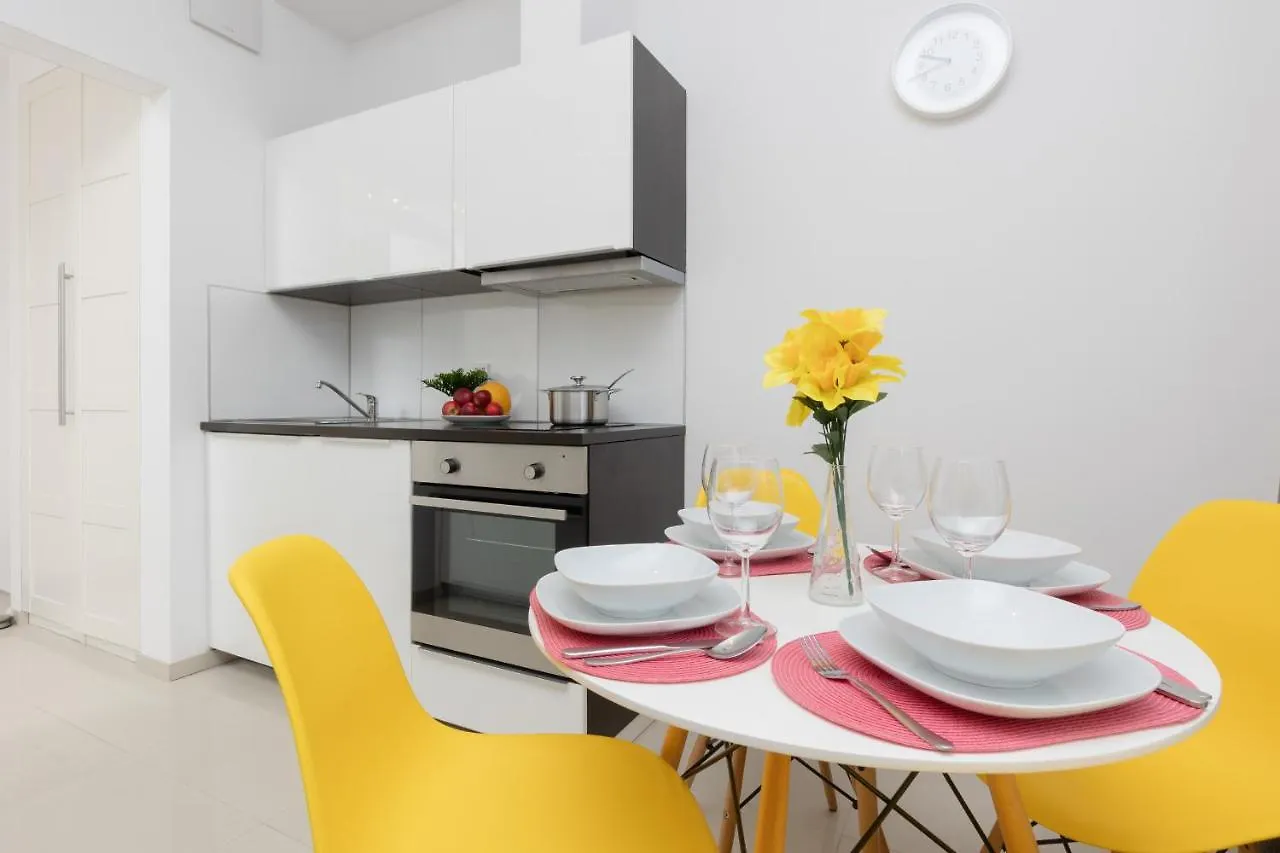 Apartament Warsaw Wola Studio near Nocny Market by Renters